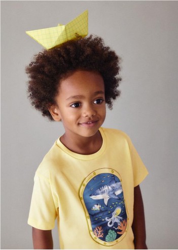 CAMISETA CON VENTANA FONDO MARINO NIÑO