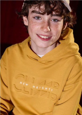 SUDADERA CON CAPUCHA CHICO 2